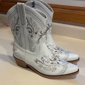 Elegant Embroidered Ankle Boots in White
